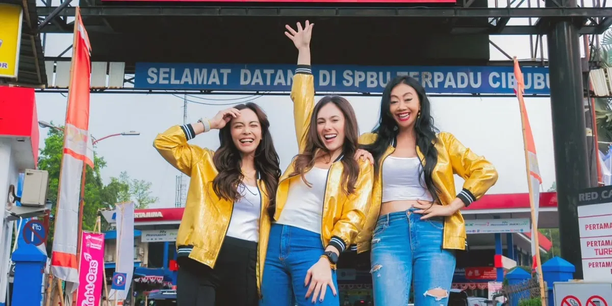 7 Photos of Wulan Guritno Recording a Song with Asri Welas and Masayu Anastasia, Making People Curious