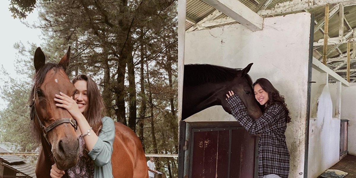 7 Portraits of Yasmin Napper, the Actress Playing Maudy in the Series 'LOVE STORY THE SERIES' While Having Fun Playing with Horses, Netizens: A Girl Full of Love and Affection