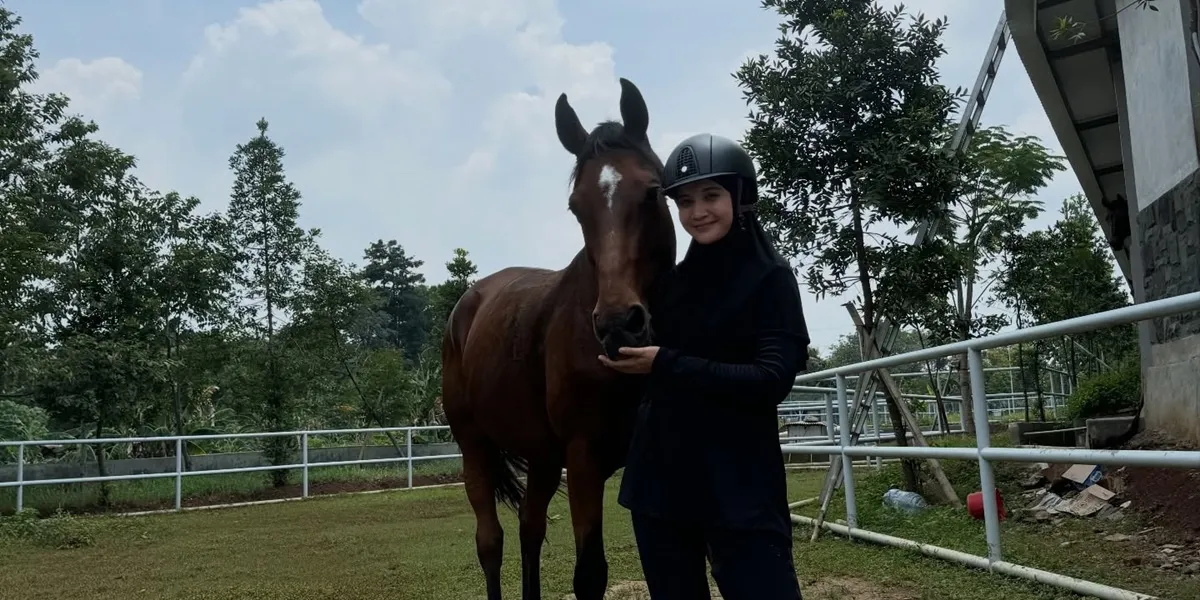 7 Photos of Zaskia Sungkar Missing Her Horses, Now Busy Taking Care of Her Baby