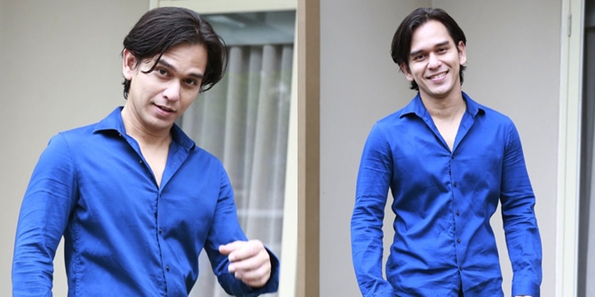 8 Handsome Photos of Rangga Azof on the Set of 'BUKU HARIAN SEORANG ISTRI', Looking Macho in a Blue Shirt