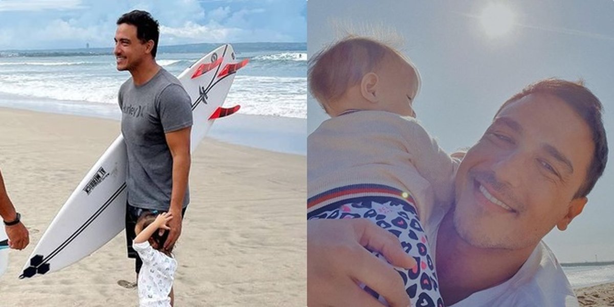 8 Photos of Hamish Daud Inviting Baby Zalina to Play in the Water at the Beach, a Very Sweet Moment Between Father and Daughter!