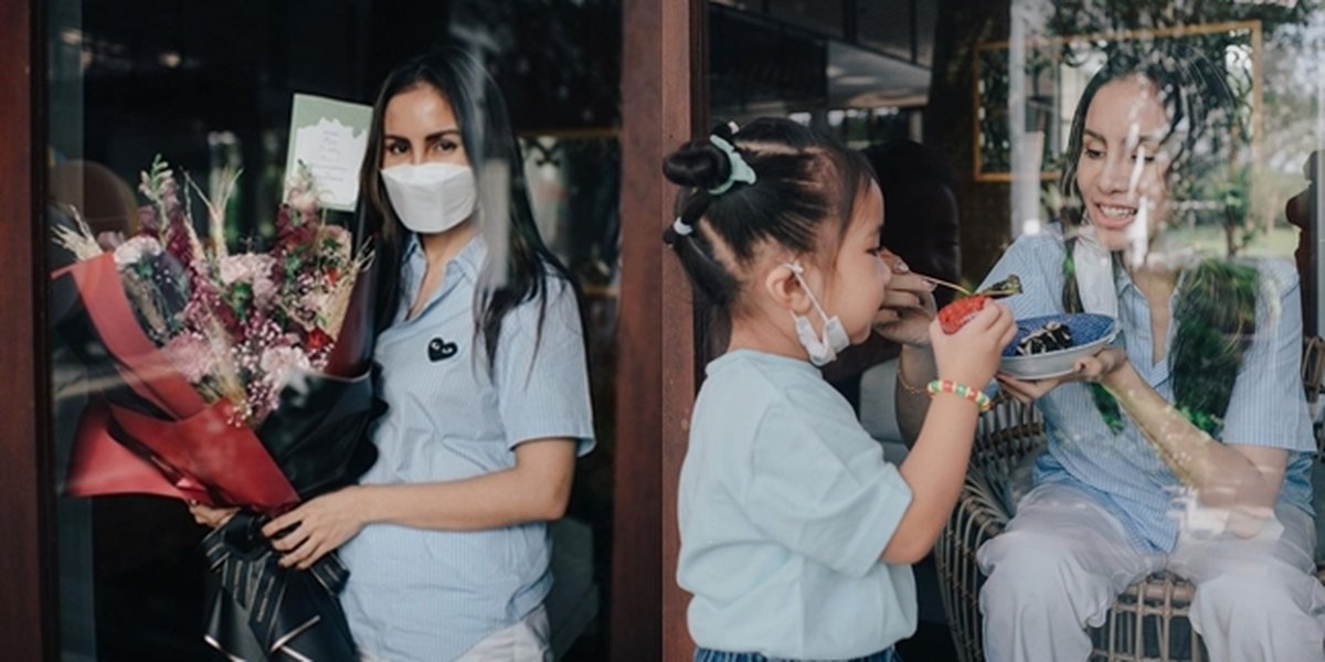 8 Happy Moments of Briel and Baby Abe, Momo Geisha's Children, in their Mother's Birthday Celebration, Still Cheerful Despite Being Separated by Glass