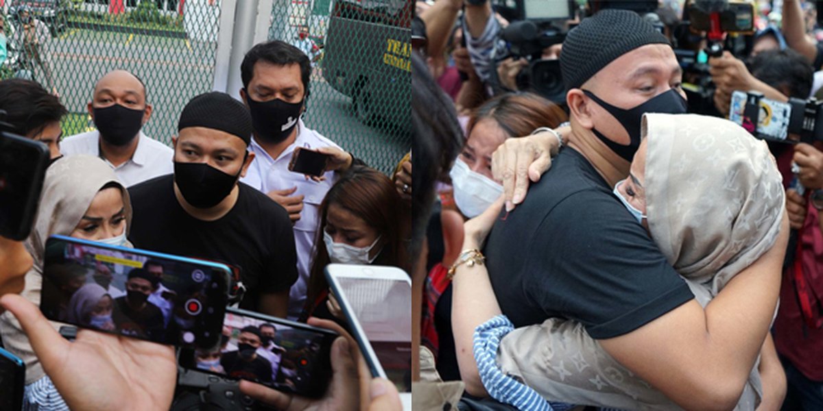 8 Touching Moments of Vicky Prasetyo Finally Being Released From Prison, Prostrating in Gratitude and Embracing His Mother