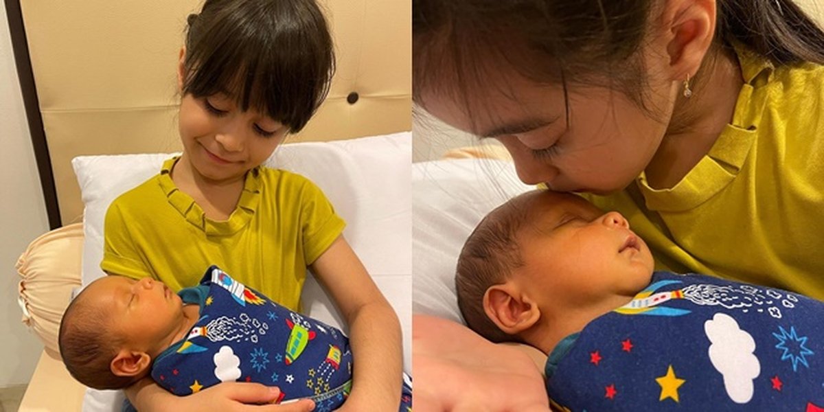 8 Portraits of Amabel 'Child' Lesti Billar Taking Care of Baby Leslar, Like Siblings - The Difference in Hand Size is Adorable