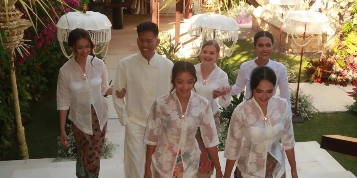 8 Photos of Bridesmaid Jennifer Coppen During the Siraman and Pengajian, Complete with Baila Fauri Present