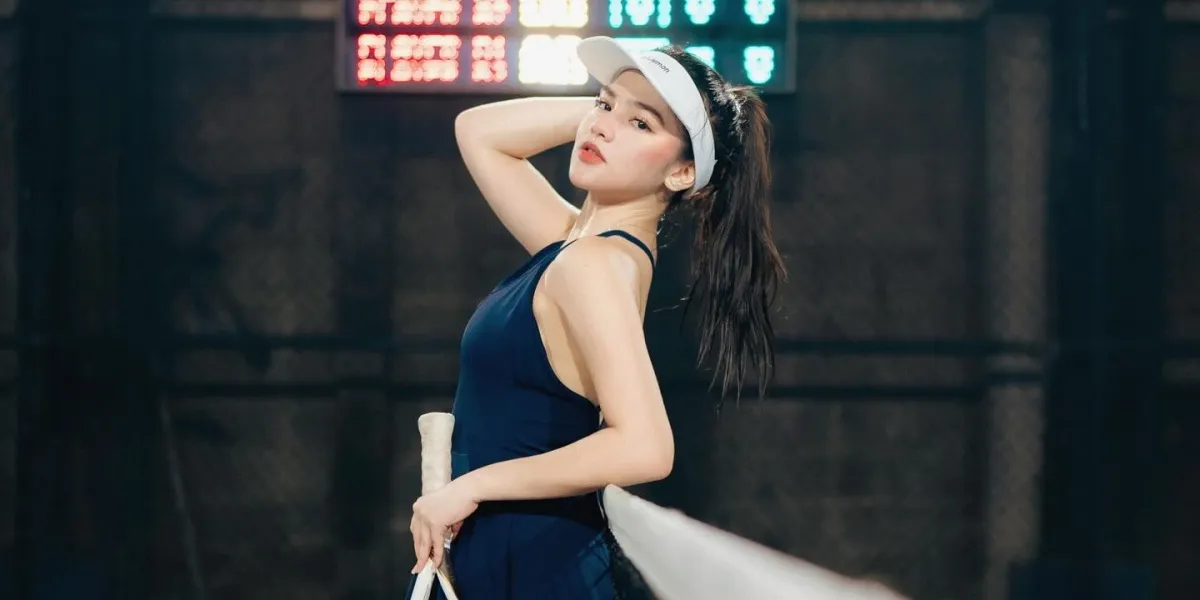 8 Beautiful Portraits of Davina Karamoy Playing Padel & Tennis, Energetic and Fashionable