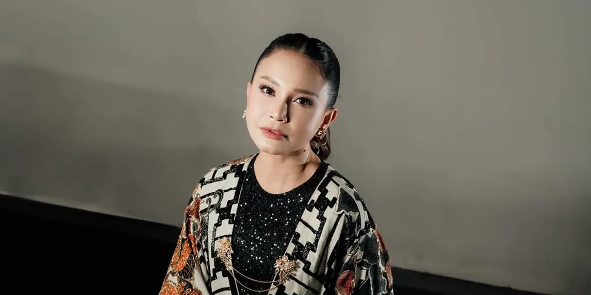 8 Beautiful Photos of Rossa in Batik, Proof of Love for Indonesia's Cultural Heritage