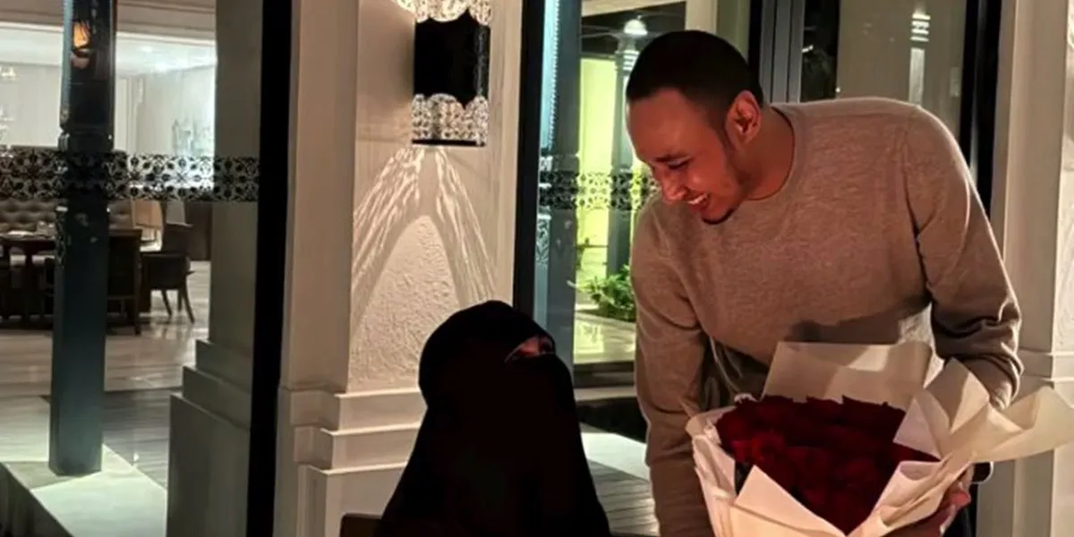 8 Portraits of Kartika Putri Celebrating Her 35th Birthday, Receives a Romantic Surprise from Her Husband