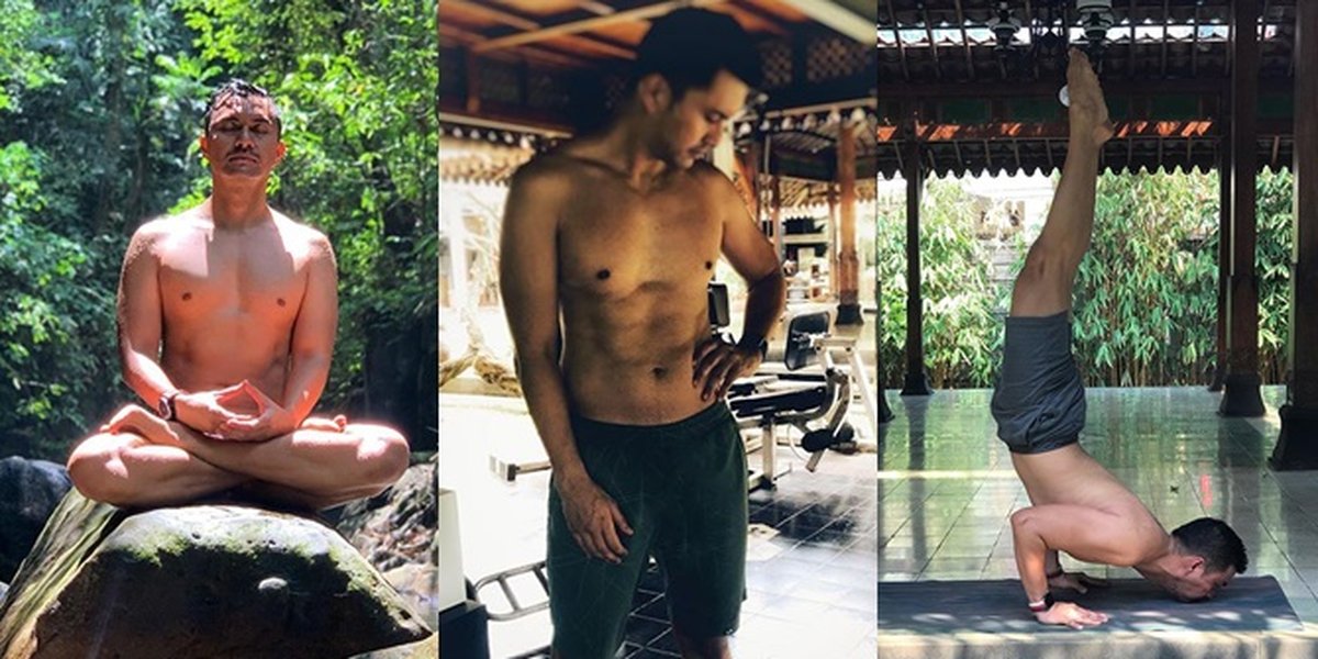 8 Cool Photos of Anjasmara Doing Yoga Topless, Having a Fit and Athletic Body at the Age of 45!