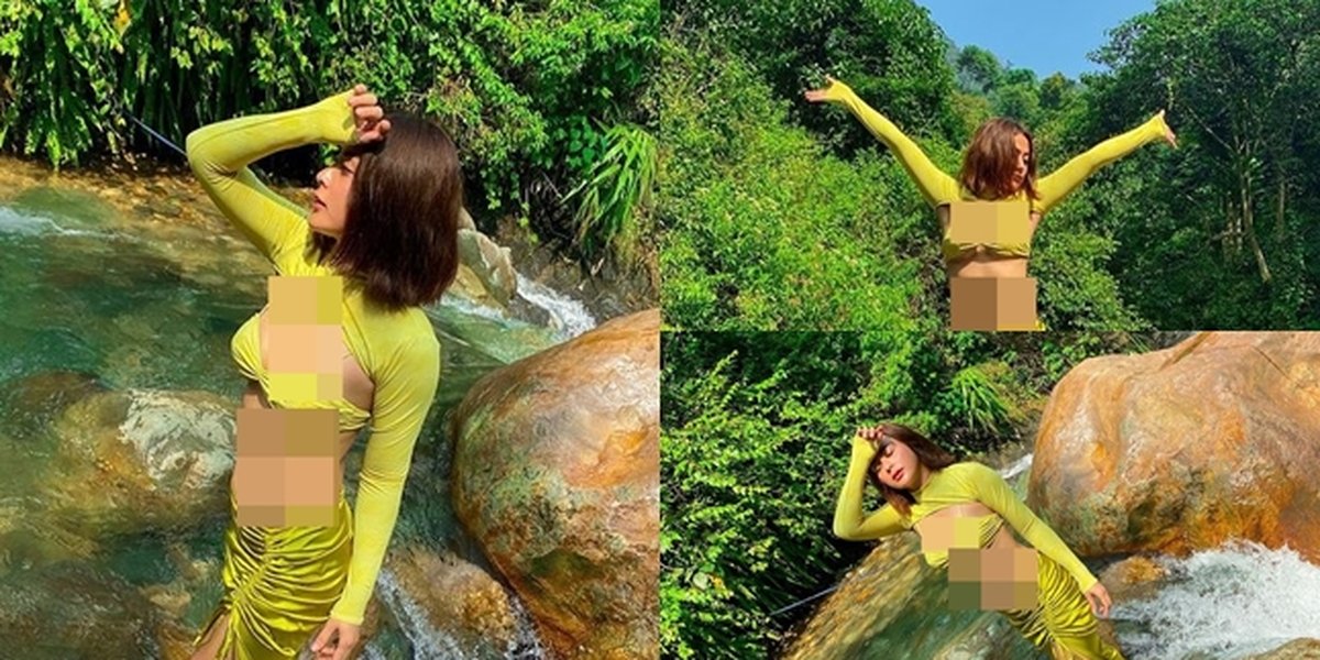 8 Pictures of Selvi Kitty and Aura Kasih Vacationing Together, Hot Wearing Bikinis While Playing in the River