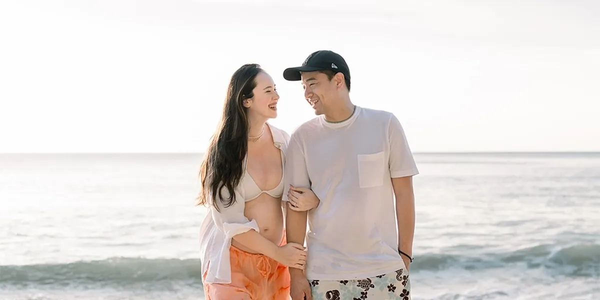 8 Portraits of Pamela Bowie's Maternity Shoot in Her Second Pregnancy, Beautiful Beach Background