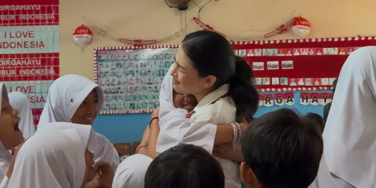 8 Photos of Maudy Ayunda Teaching at Elementary School, Giving Warm Hugs to Students
