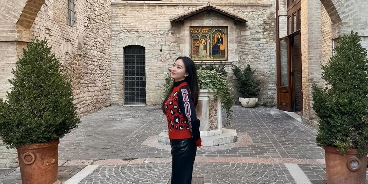 8 Portraits of Natasha Wilona in Italy, Visiting Various Iconic Places