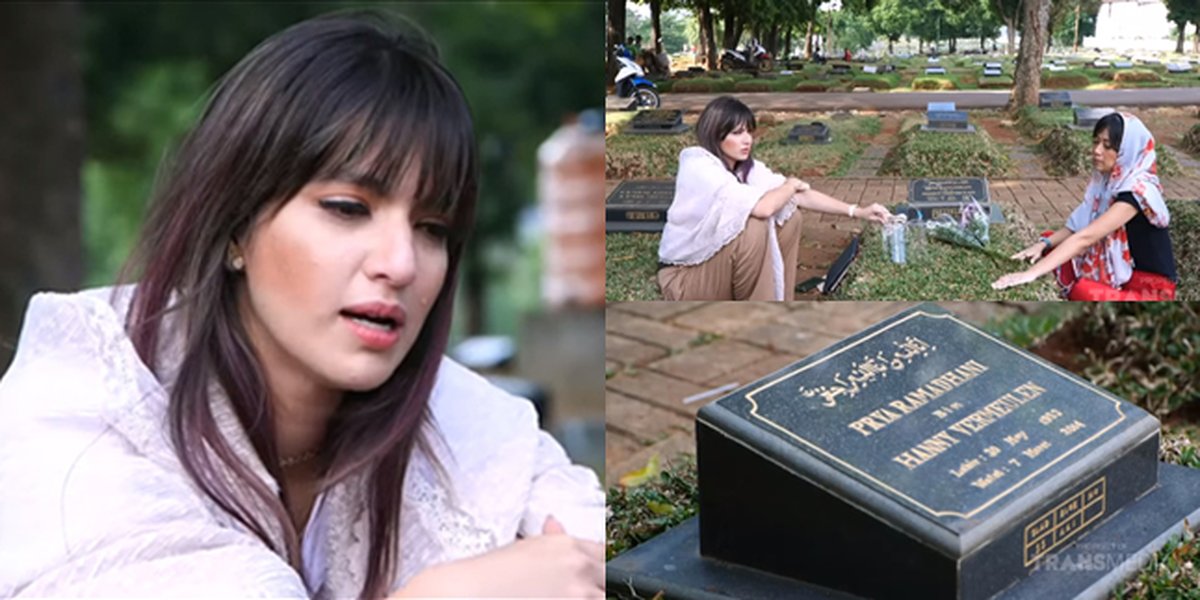 8 Portraits of Nia Ramadhani Visiting Her Father's Grave, Crying as She Recounts Their Last Moments Together