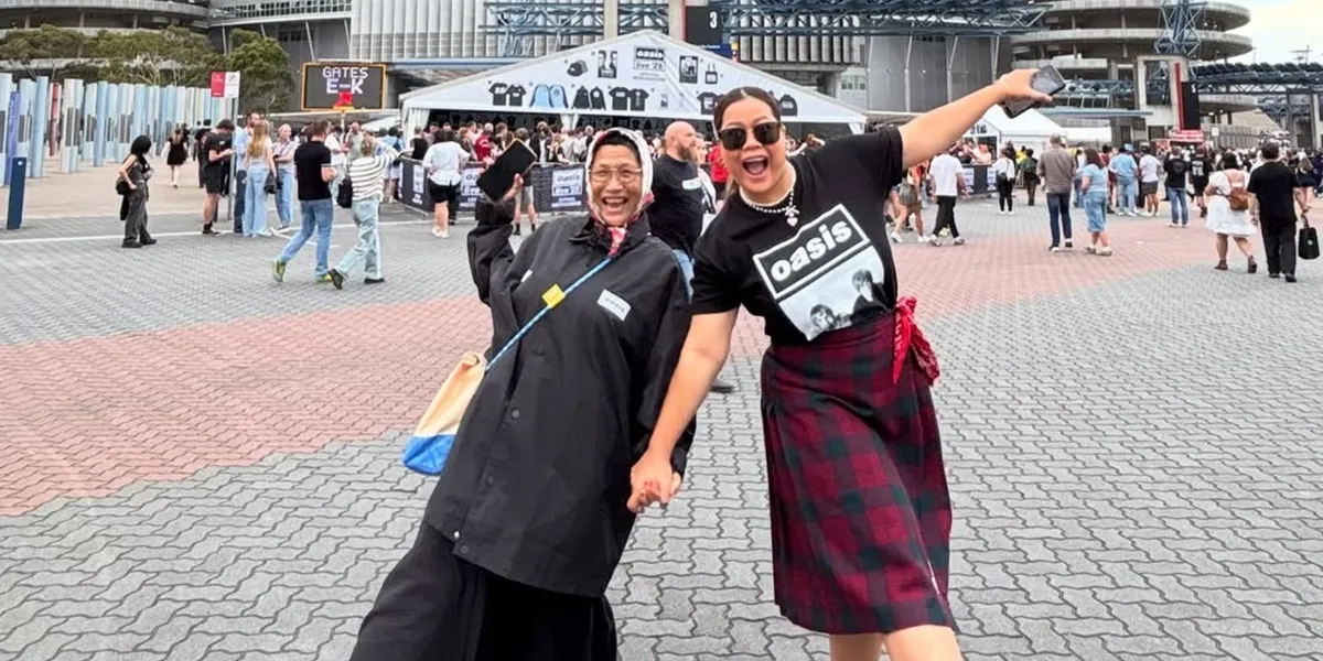 8 Photos of Okky Lukman Watching OASIS in Sydney with Her Stylish Mother