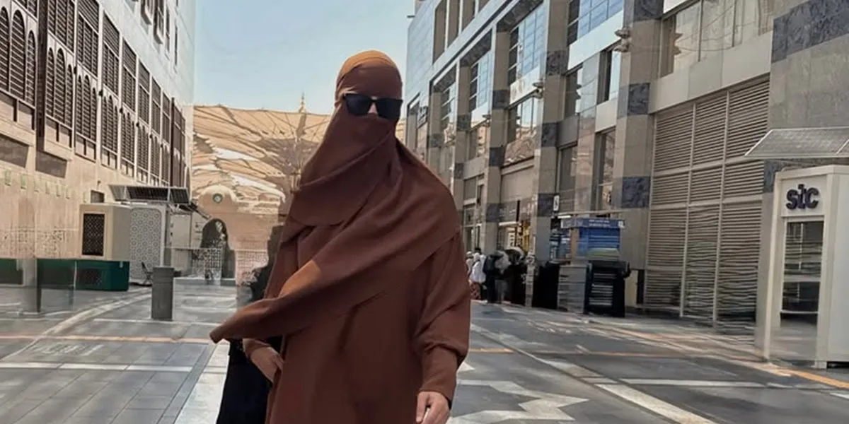 8 Portraits of Paula Verhoeven Performing Umrah Alone, Appearing in a Veil with Sunglasses