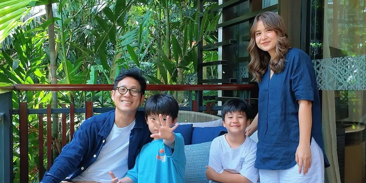 8 Photos of Putri Titian Circumcising Her Two Children at Once, Admits to Feeling Panicked