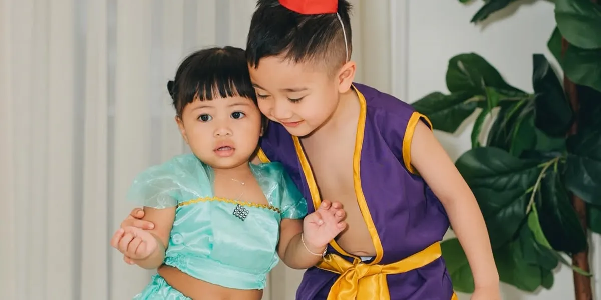 8 Photos of Rayyanza Cosplaying as Aladdin and Lily as Princess Jasmine, So Adorable