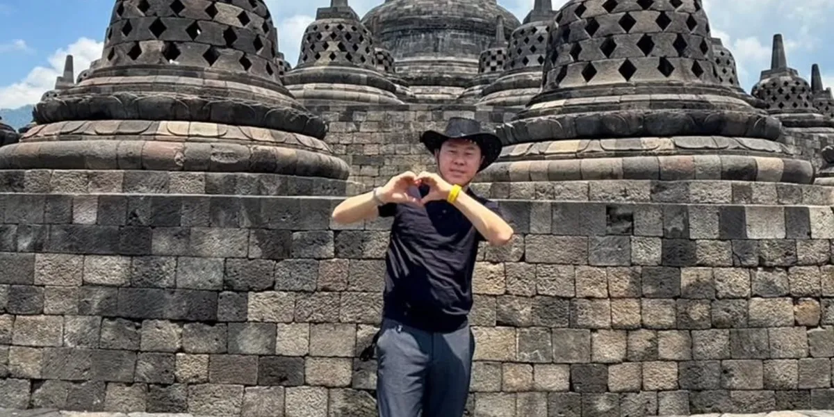 8 Photos of Shin Tae-yong's Vacation to Borobudur, Wearing a Cowboy Hat While Posing with a Heart