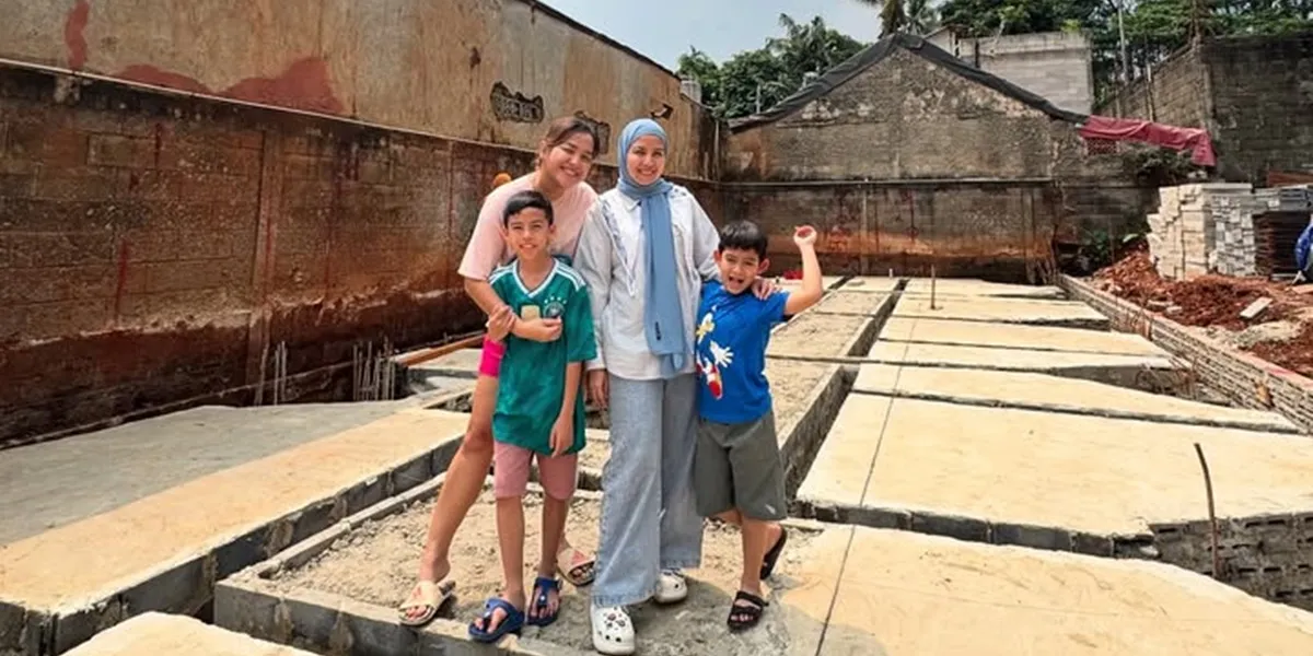 8 Portraits of Tya Ariestya Opening a Boarding House Again, Arriving at the Groundbreaking Moment