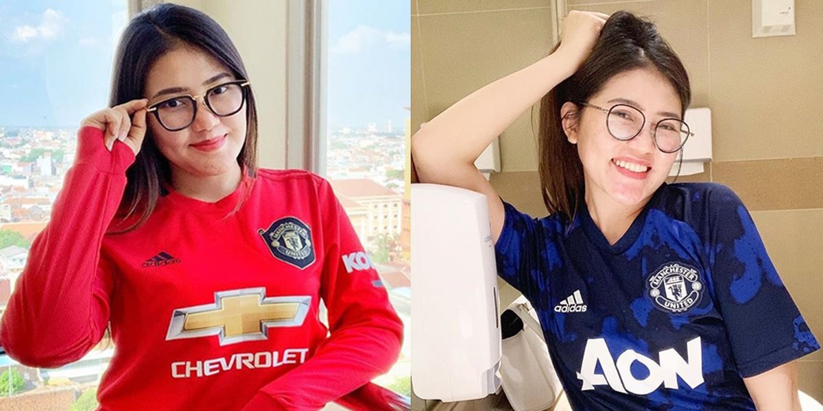 8 Photos of Via Vallen Wearing MU Jersey, Looking More Beautiful in the Red Devil Uniform