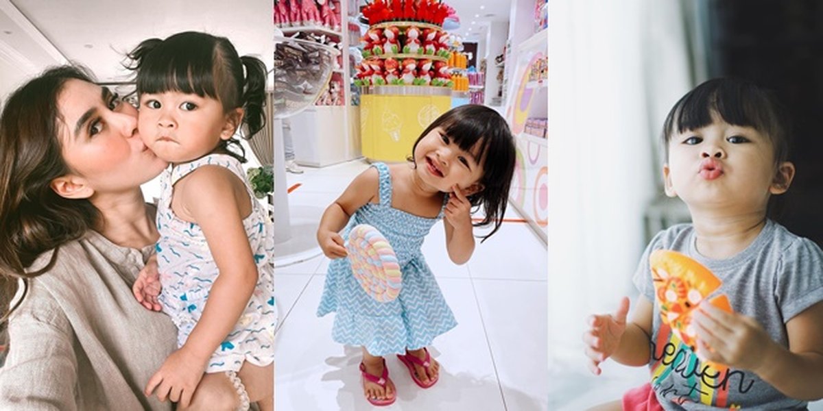 8 Potraits of Zunaira, Syahnaz Sadiqah's Adorable Child who is Getting Cuter, She is Not Yet 2 Years Old but Already Likes to Dress Up