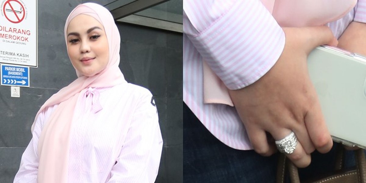 9 Photos of Jennifer Dunn Wearing a Luxury Diamond Ring on Her Ring Finger While Attending the Corruption Case Hearing of Wawan