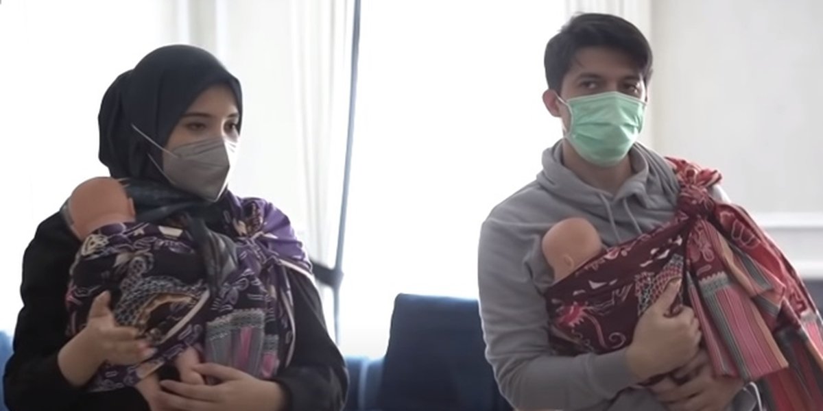 9 Funny Moments of Irwansyah and Zaskia Sungkar Learning How to Swaddle a Baby, Zaskia: There's Nothing Good About It
