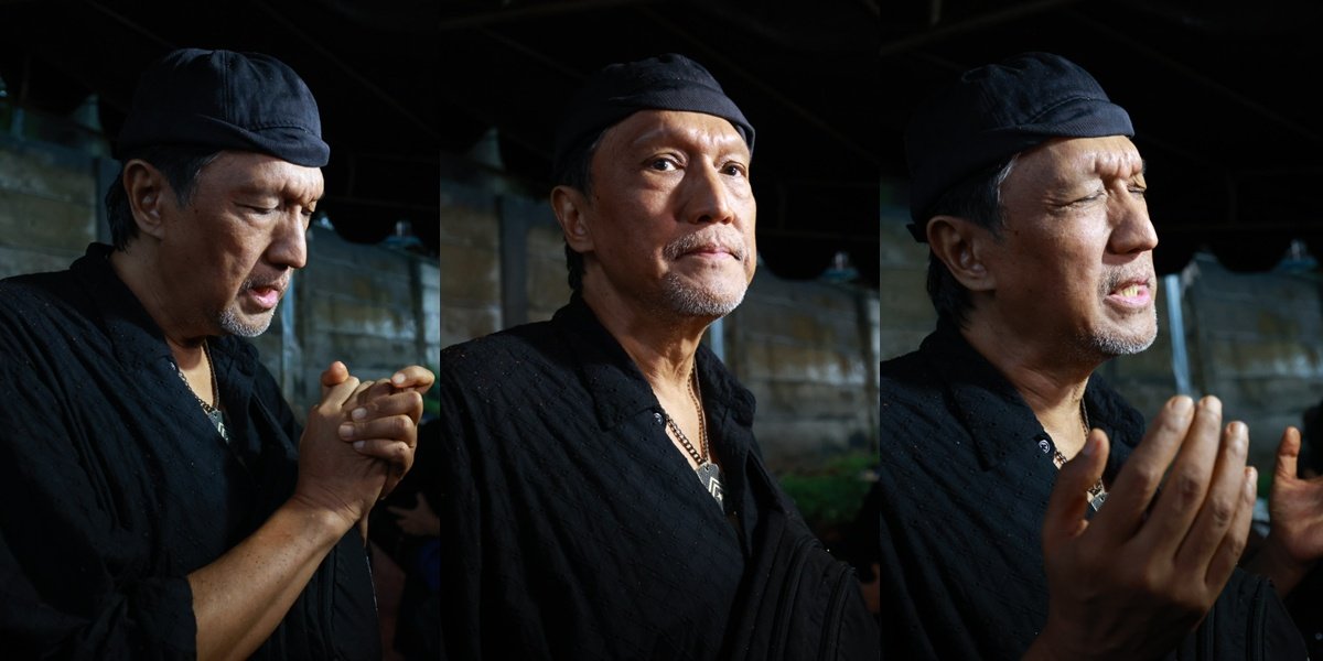 9 Portraits of Ikang Fawzi at His Brother's Funeral, Trying to Stay Strong While Reciting the Call to Prayer at the Grave