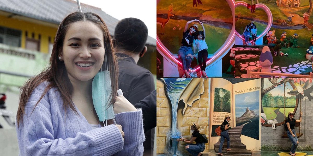 9 Potraits of Ayu Ting Ting's Fun Vacation in Batu Malang, Photos with Bilqis Full of Love - Feeding the Lion