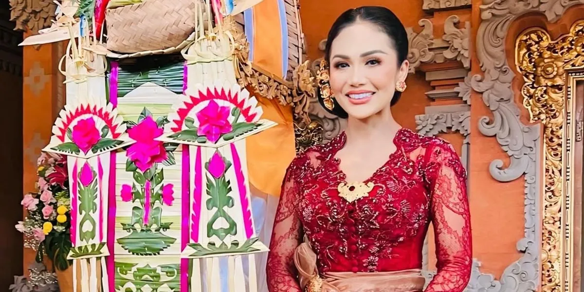 9 Photos of Kris Dayanti Wearing a Bali Kebaya at the Wedding of Sarah Menzel's Brother