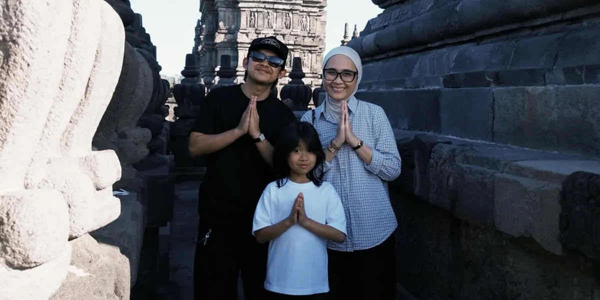9 Photos of Indra Jegel's Vacation in Prambanan with Family, Writing Funny and Touching Messages