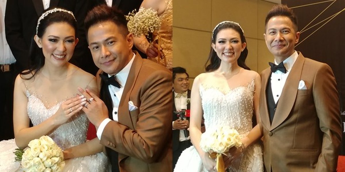 9 Sweet Photos of Delon & Aida Showing Their Wedding Rings at the Reception Press Conference, So Sweet!