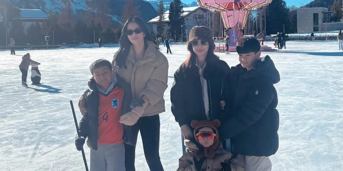 9 Photos of Nagita Slavina Meeting and Vacationing with Nia Ramadhani, Playing in the Snow Together