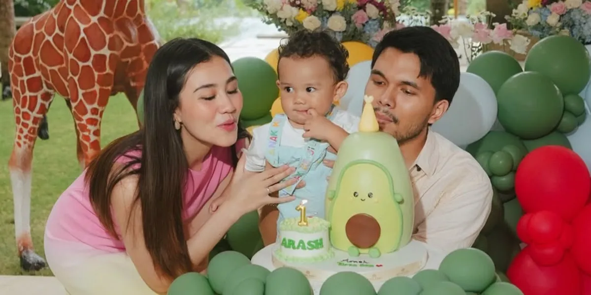 First Birthday Portrait of Baby Arash, Aaliyah Massaid and Thariq Halilintar Happy