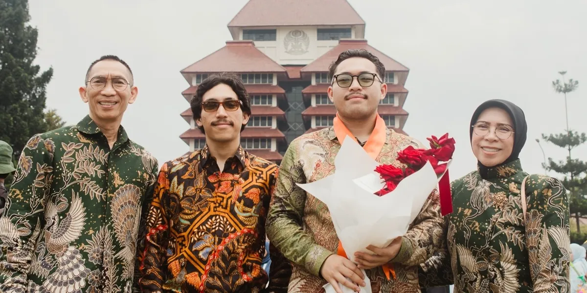 Abe, the son of Melly Goeslaw and Anto Hoed, graduates from UI