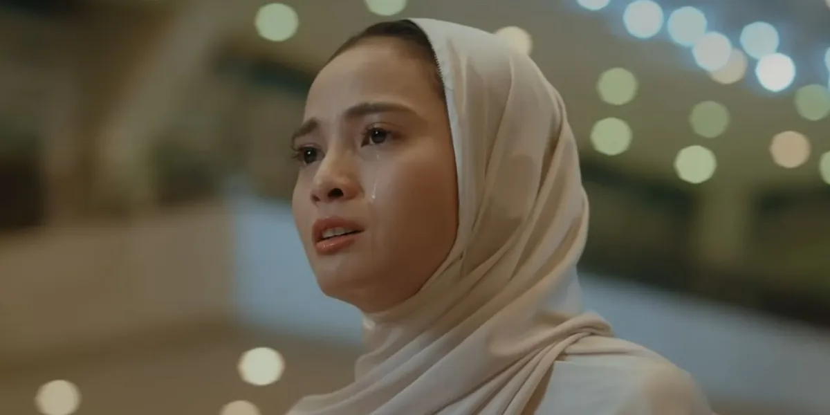 Acha Septriasa Emotionally Recites the Shahada in a Mosque, Delving into the Role of a Convert Until Overwhelmed by Emotions