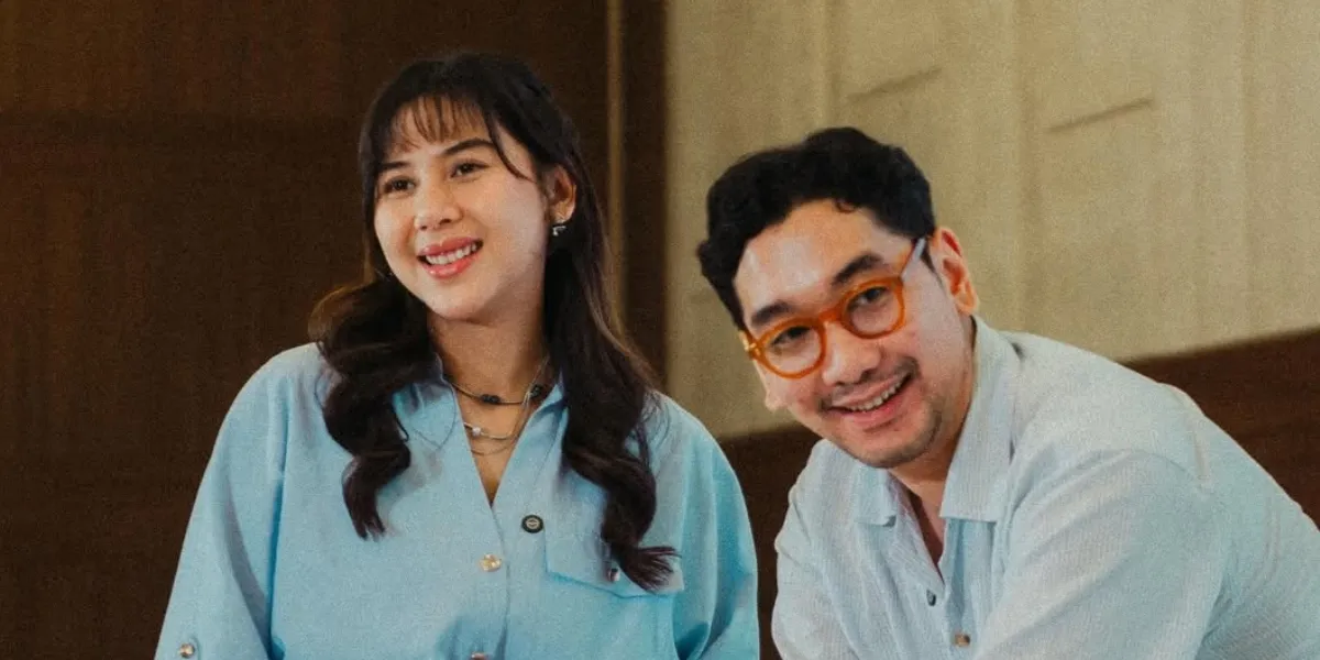 Adinda Thomas Attends a Childbirth Preparation Class with Her Husband 