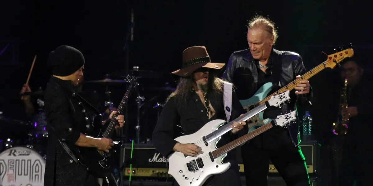 Ahmad Dhani Unites Two Legends of the World on Stage at Dewa 19 All Stars