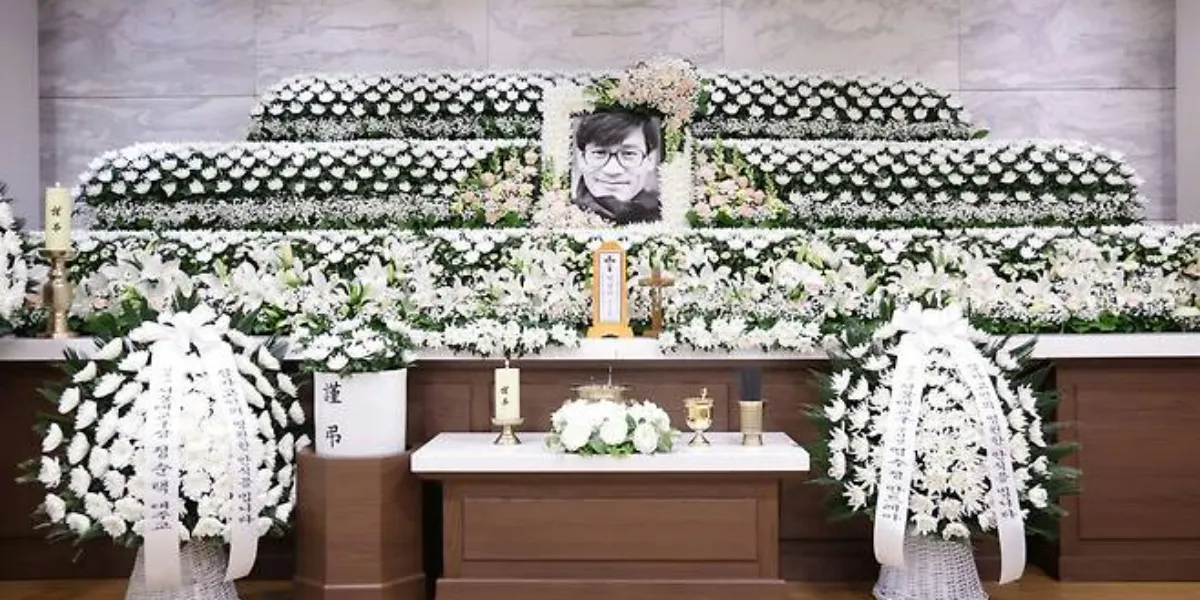 Ahn Sung Ki Passed Away, Lee Jung Jae & Jung Woo Sung Stay at the Funeral Home