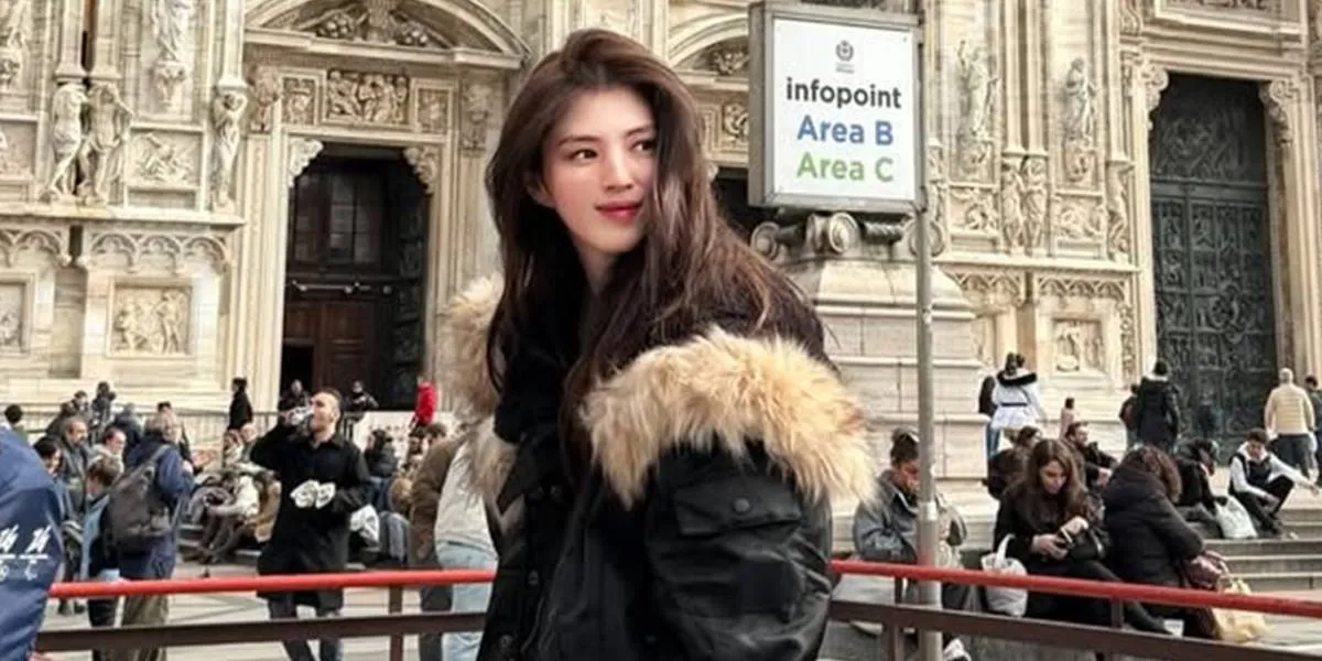 Close, Han So Hee Shares Snacks with Barbara Palvin & Dylan Sprouse