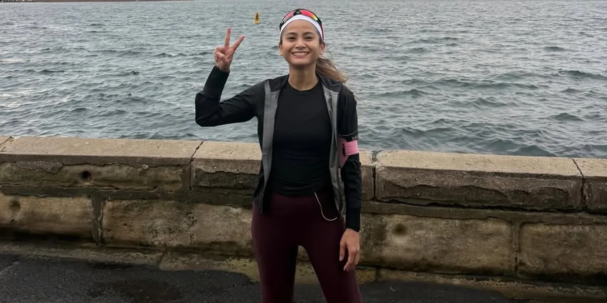 Acha Septriasa's Action Running in the Cold Weather of Sydney, Very Sporty