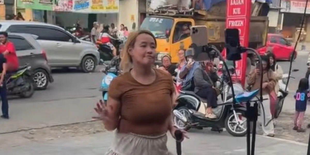 Pinkan Mambo's Live Streaming Action Singing on the Sidewalk