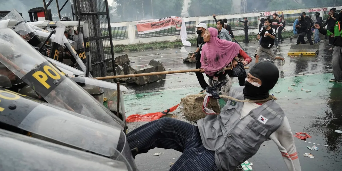 Viral Action of Pink Hijab Moms at DPR Demo