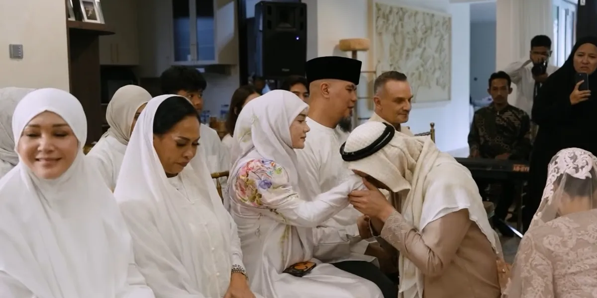 Al Ghazali Tak Sungkem, Cium Tangan Mulan Jameela di Pengajian