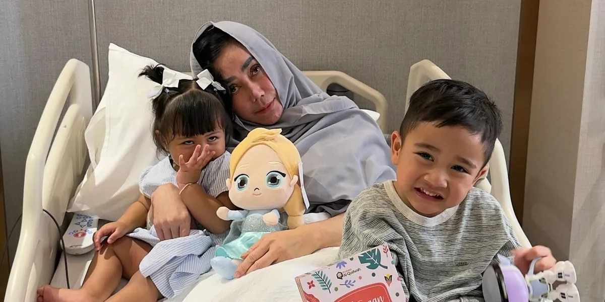 Amy Qanita is Sick with Blood Clots in the Head, Rayyanza and Lily Accompany Her at the Hospital