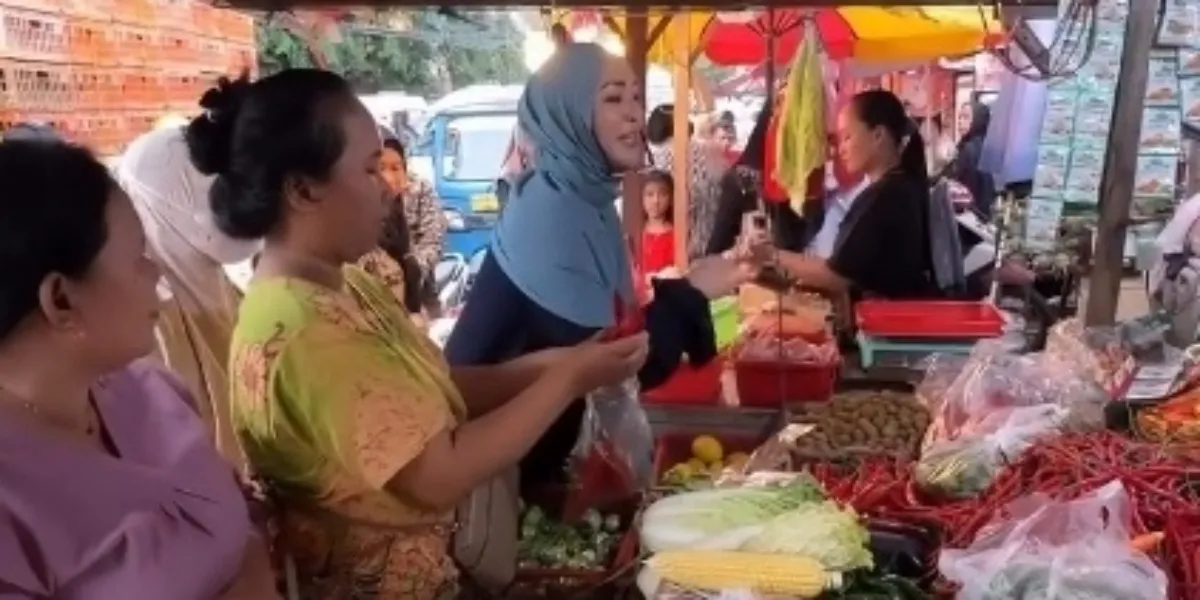Angelina Sondakh Shops at Kebayoran Market, Enjoying the Moment Despite the Crowds & Queues