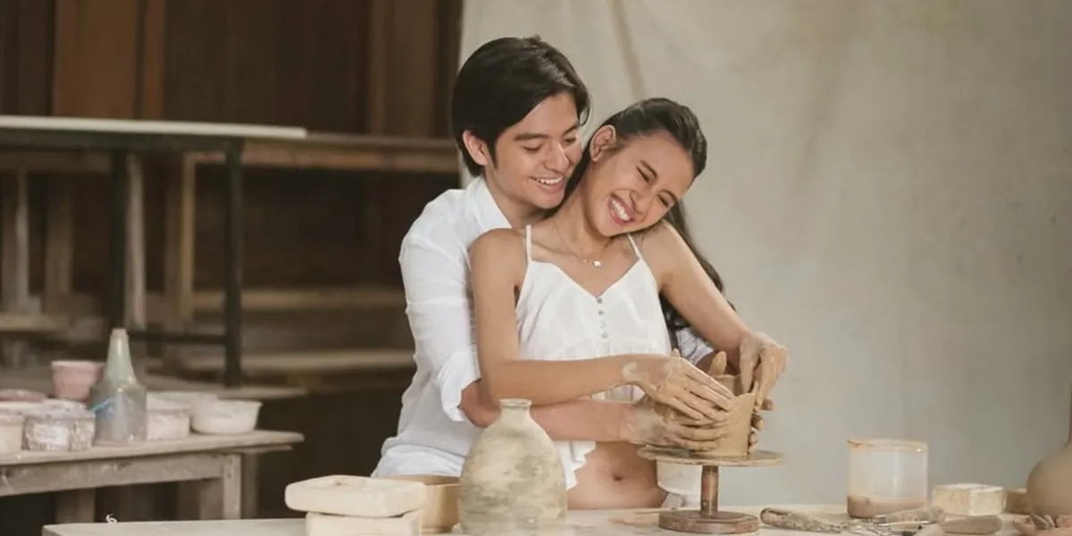Angga Yunanda and Shenina Cinnamon Create a Jug, Artistic Maternity Shoot