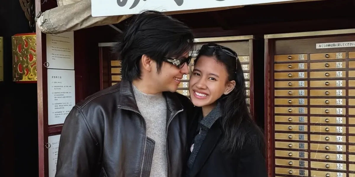 Angga Yunanda Vacation in Japan with Shenina Cinnamon, Buying Baby Clothes