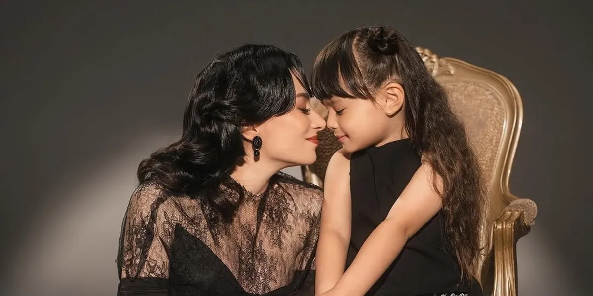 Asmirandah and Her Daughter in the Latest Photoshoot, Stylishly Elegant Together 